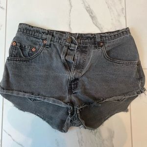 Black distressed Levi’s denim jean shorts size 28